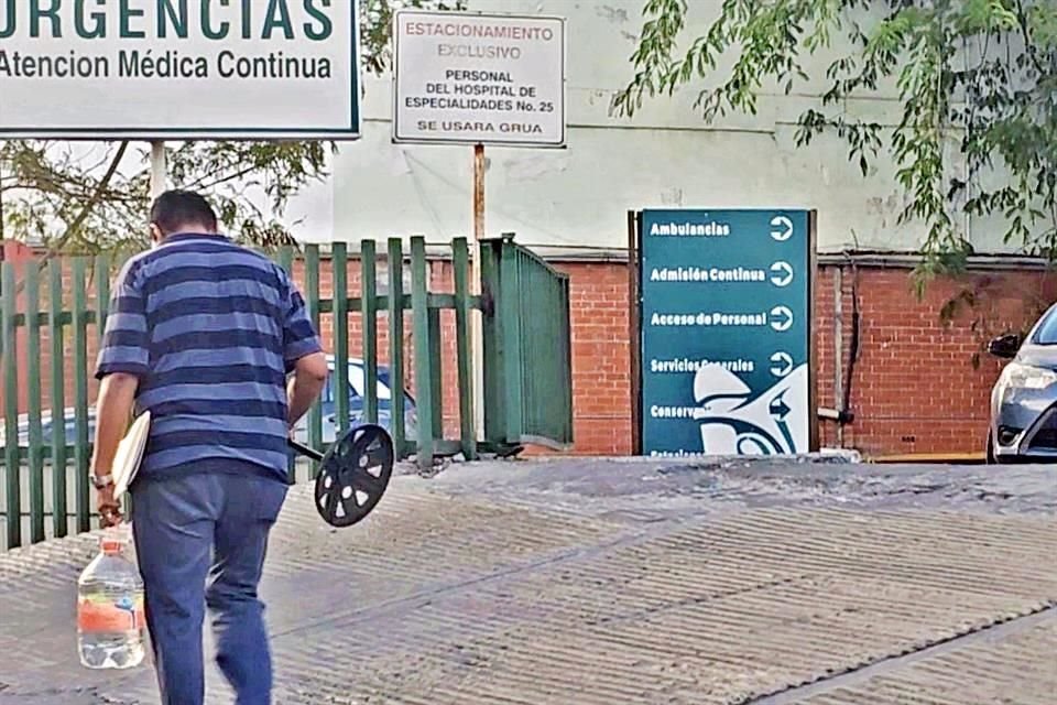 Familiares llevan abanicos y agua para pacientes.