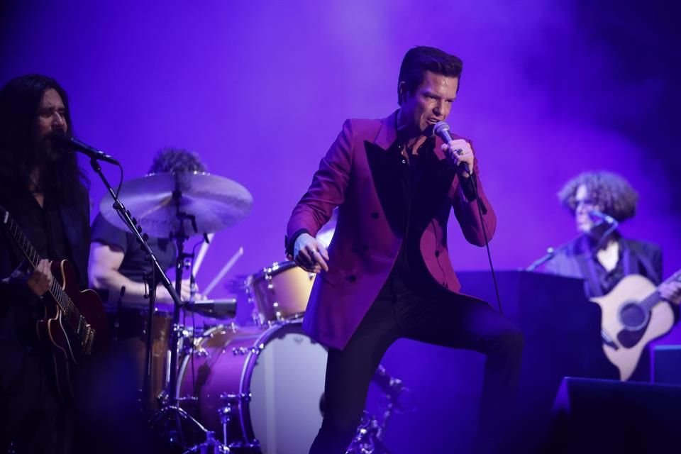 El grupo The Killers fue abucheado por invitar a un fan ruso al escenario en Georgia por la complicada relación que tiene el país con Moscú.