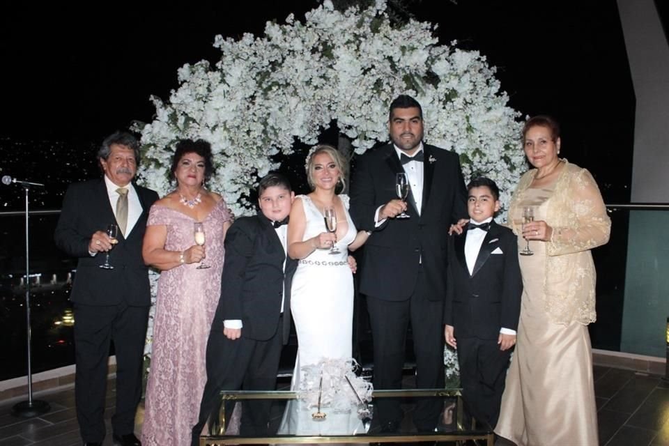 Alvaro Ordóñez Villegas, Rosa María Azuara Carballo, Alexander Corripio Ordóñez, Yeyetsy Ordóñez Azuara, Jorge Rodríguez, Jorge Elias Rodríguez y Rita Emilia Carrasquel Guerra
