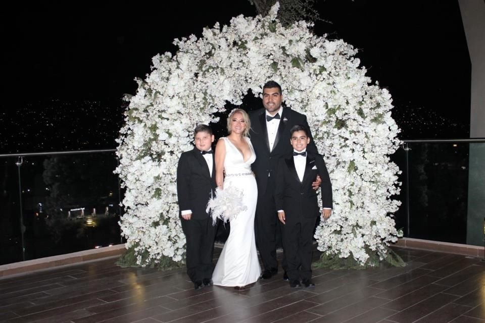 Yeyetsy Ordóñez Azuara y Jorge Rodríguez junto a sus hijos Alexander Ordóñez y Jorge Elias Rodríguez