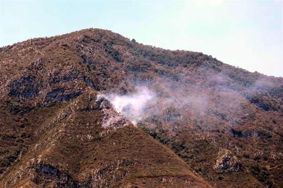 El fuego avanza y consume matorral bajo que se localiza a una altura de tres cuartos de las faldas del Cerro del Fraile.