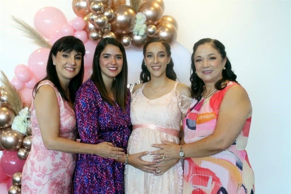 Ana Laura Saldivar de Canales, Valeria Armenta, Mony Canales de Armenta y Lourdes Esnaurrizar