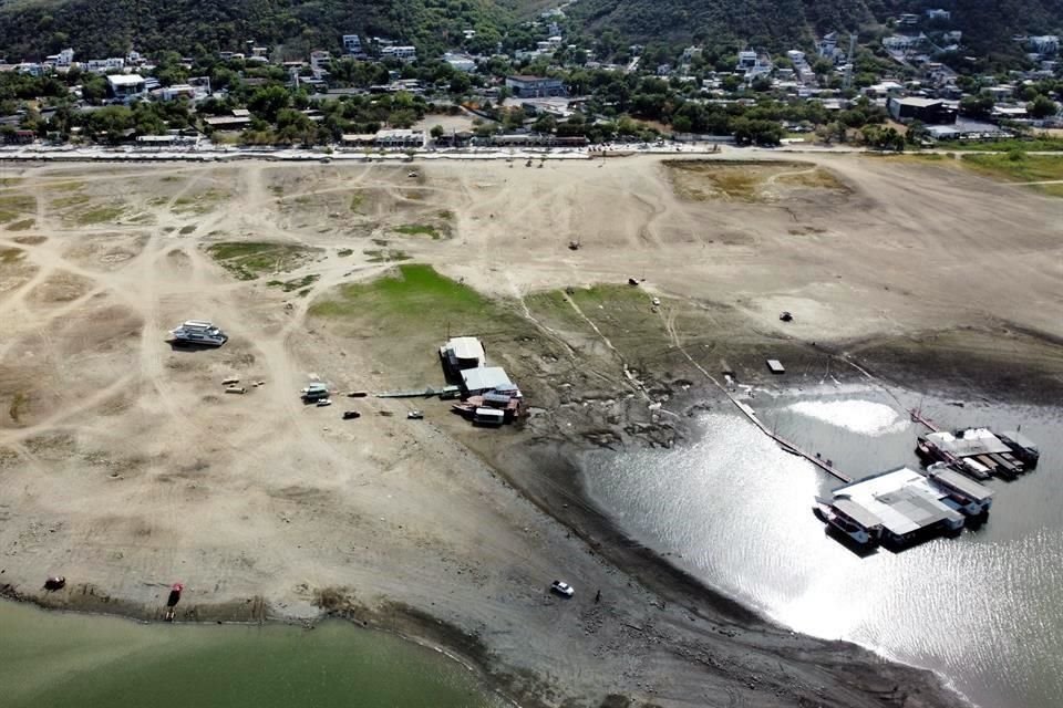 Debido a la escasez, el malecón ahora luce muy alejado del cuerpo de agua; cerca de 100 metros los separan.