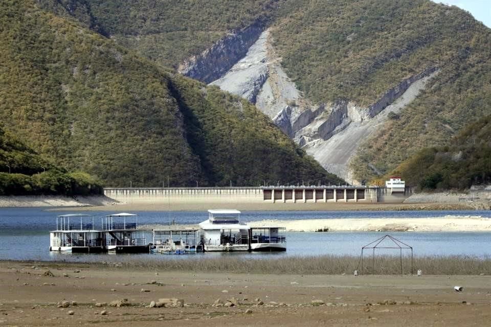 Las embarcaciones son constantemente vigiladas para moverlas más adentro de la presa según baja el nivel del agua.