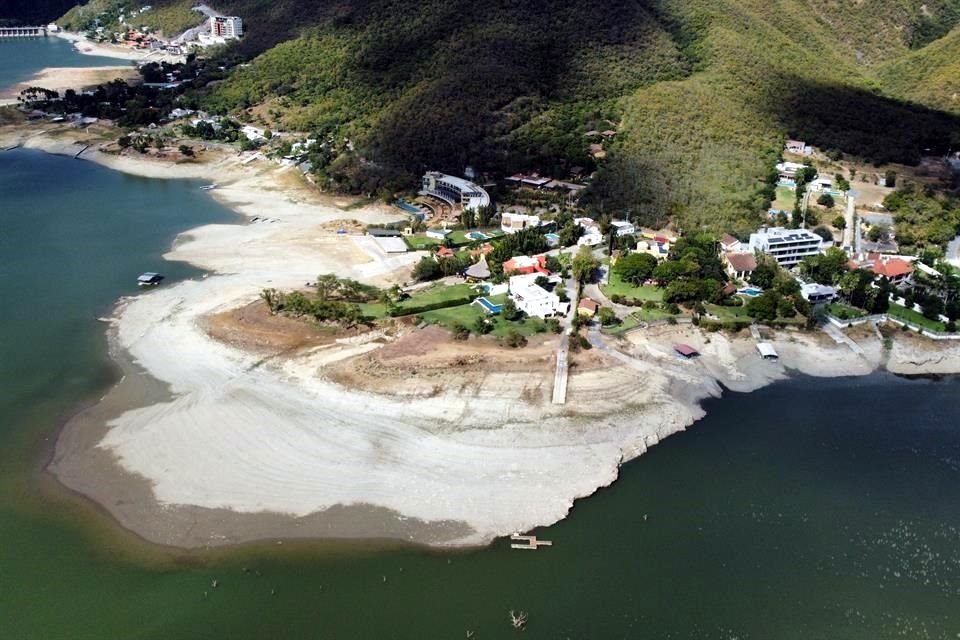 Incluso la zona de Bahía Escondida se vislumbran paisajes más secos.