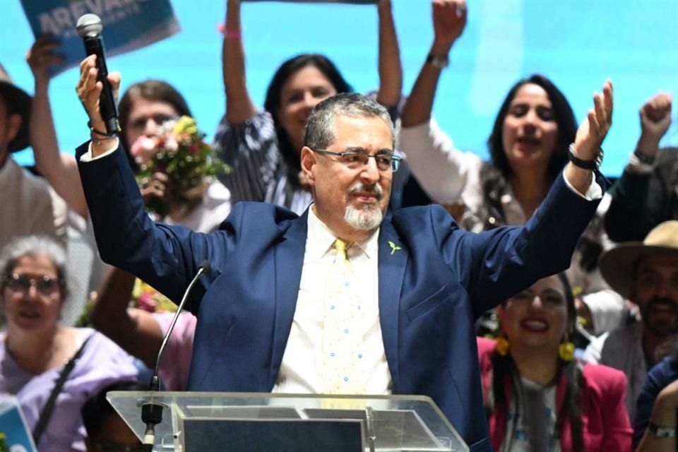 El candidato Bernardo Arévalo durante el acto de cierre de su campaña en la ciudad de Guatemala, el 16 de agosto.