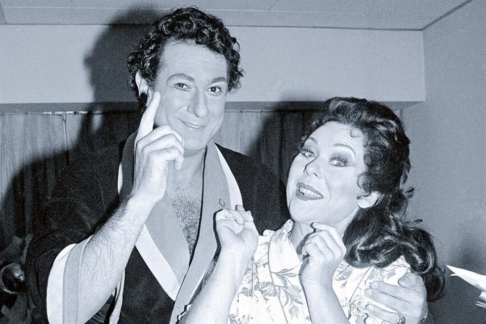 La soprano, con el tenor Plácido Domingo, en 1981 cuando cantó en 'Norma', de Vincenzo Bellini, en la Metropolitan Opera House en Nueva York.