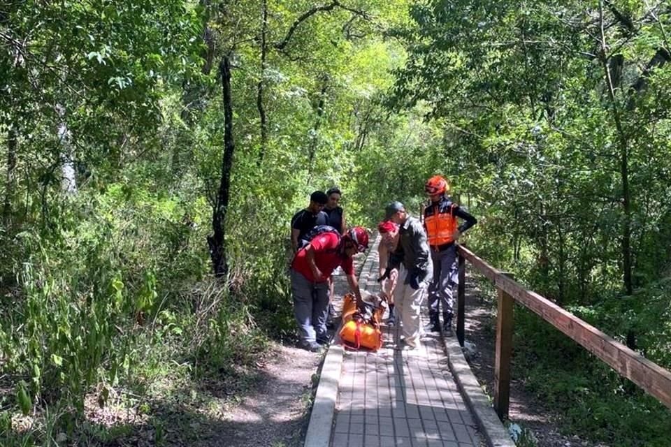 Una senderista sufre una caída cuando realizaba un recorrido por el Parque Ecológico La Estanzuela y es auxiliada por rescatistas.