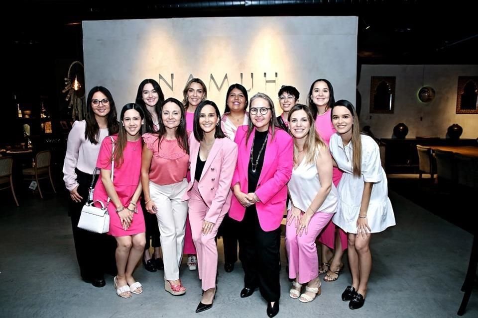 Sonia Paredes, Mayra Macías, Gabriela Beltrán, Adriana Treviño, Adriana Farias, Bárbara Hofmeister, Isadora García, Arelys Morales, Cristina Gutiérrez, Yolanda Tovar, Alexandra Gómez y Fer Ceballos