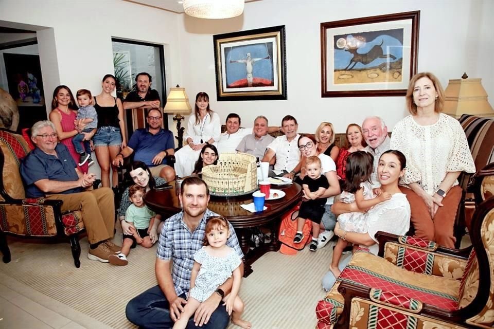 El cumpleañero acompañado de su familia.