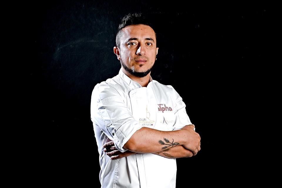 Originario de Quito y nacionalizado mexicano, es un apasionado de la panadería. Funge como el capitán del equipo.