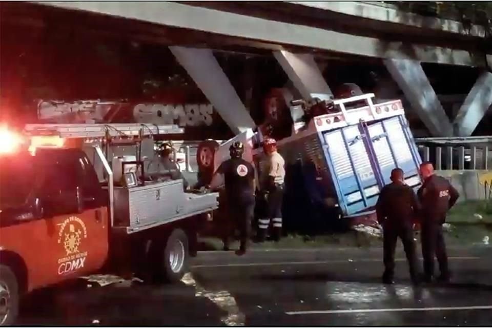 Personal del Cuerpo de Bomberos brindó apoyo en el lugar.