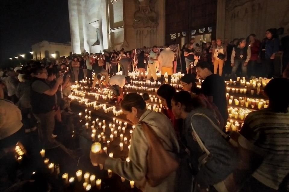 Habitantes de Lagos de Moreno encendieron veladoras como acto de esperanza y solidaridad hacia los cinco jóvenes desaparecidos.