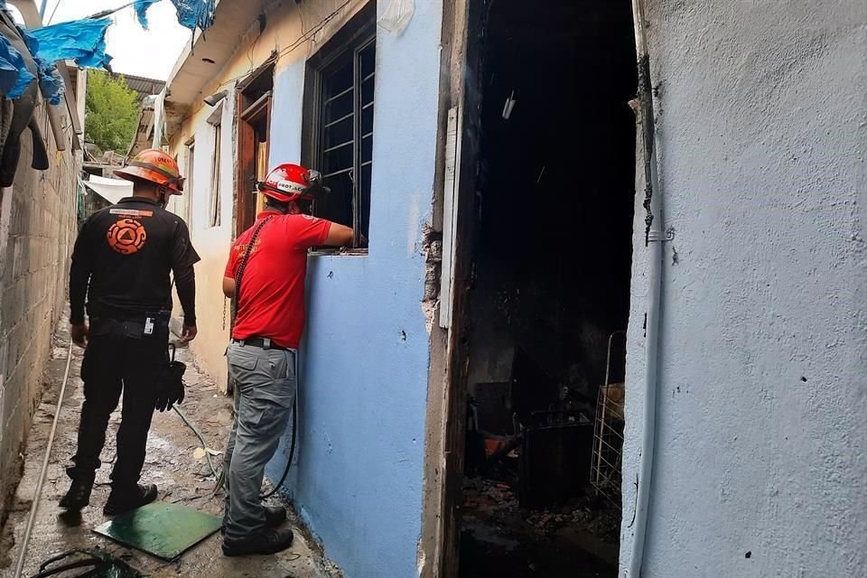 Un incendio acabó con un cuarto dentro de una vecindad, en la Colonia Caracol, en el sur de Monterrey.