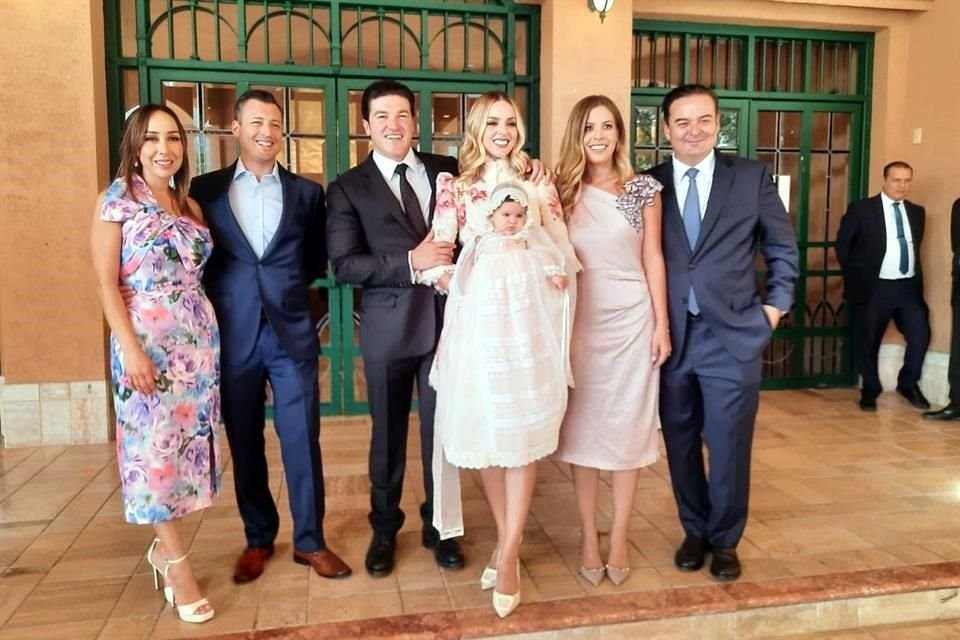 El Alcalde de Monterrey, Luis Donaldo Colosio, y su esposa, Marilú García, además de Sylvia González y Héctor Aguirre, fueron los padrinos de Mariel.