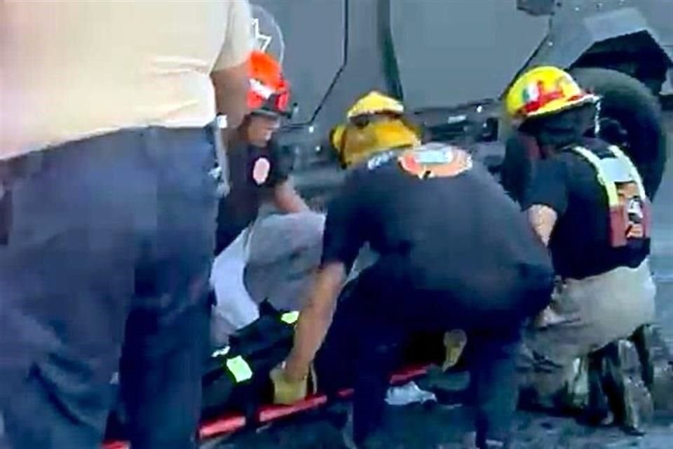 Un choque entre una patrulla de Fuerza Civil y otro vehículo deja a dos uniformados lesionados en la Avenida Israel Cavazos, en Guadalupe.