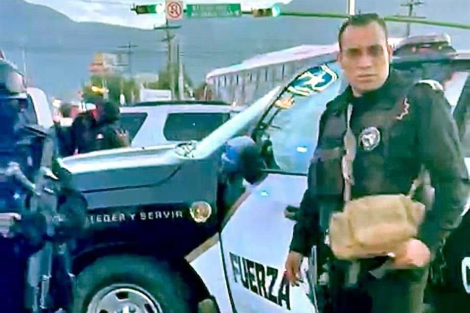 Un choque entre una patrulla de Fuerza Civil y otro vehículo deja a dos uniformados lesionados en la Avenida Israel Cavazos, en Guadalupe.