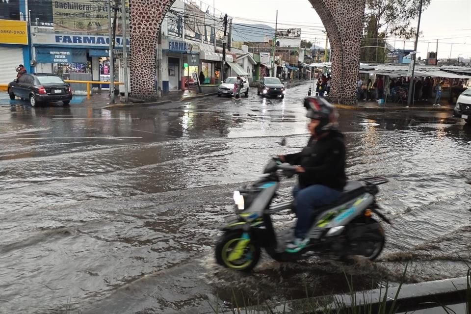 La Avenida Zaragoza, en Santa Martha Acatitla, tuvo que ser intervenida por personal de Protección Civil y del Cuerpo de Bomberos para desazolvar los encharcamientos.