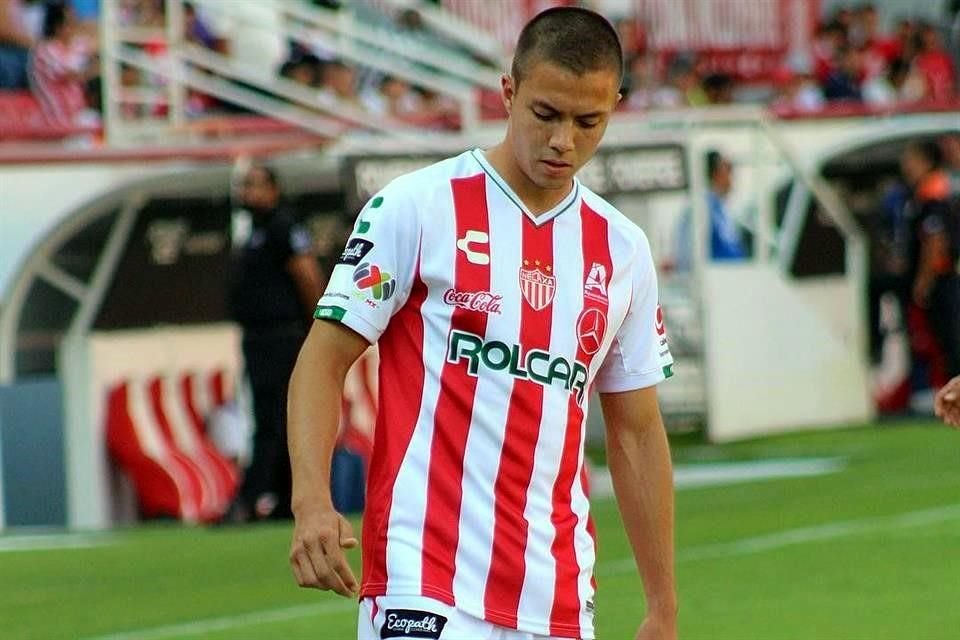 Sebastián Córdova, rapado,  debutó con el Necaxa en el 2018.