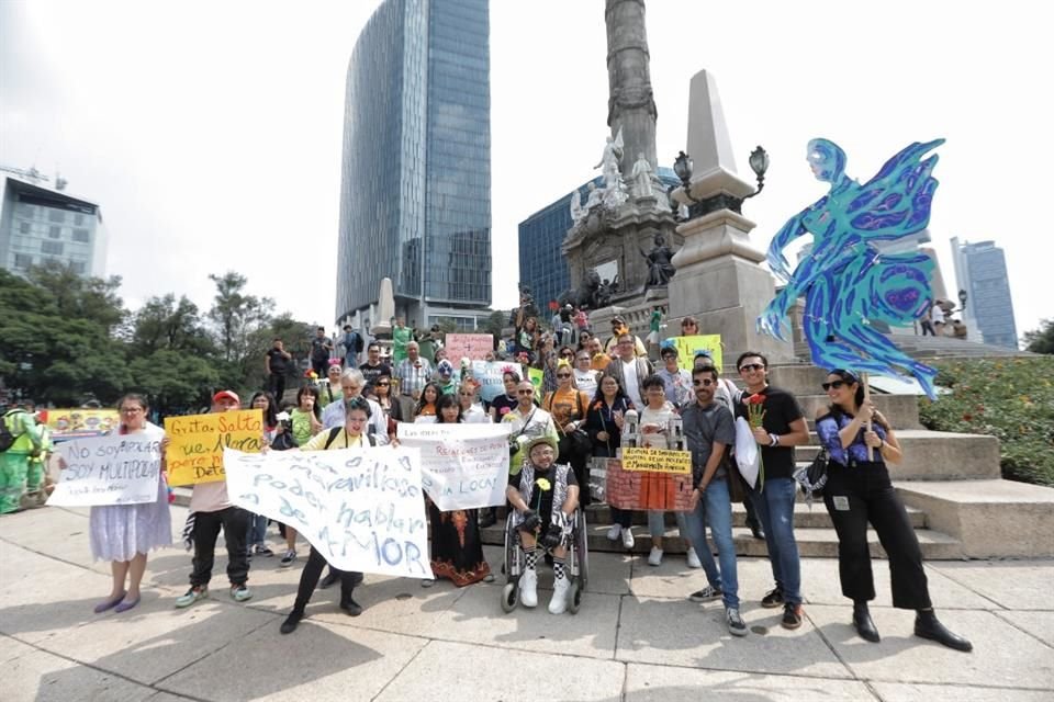 Hombres y mujeres con distintos tipos de discapacidad social, se manifestaron ayer al pie del Ángel de la Independencia.