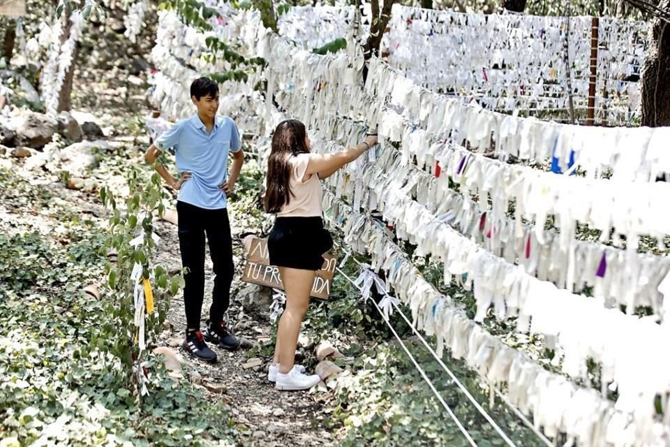 Cientos de devotos se dan cita en el Cerro de Chipinque para visitar a la Virgen Desatanudos.