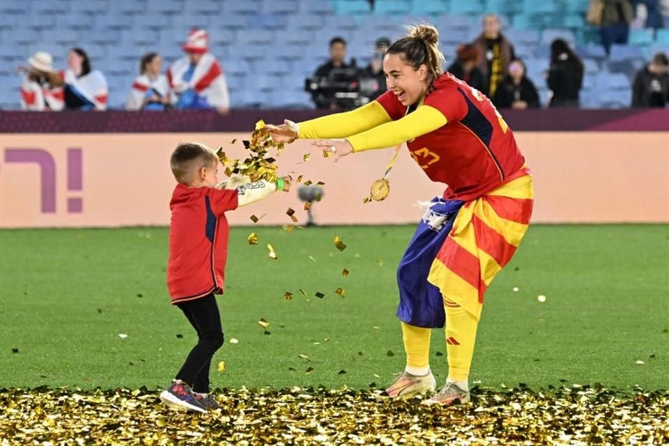 La 23 Catalina Coll celebró con un niño la victoria.