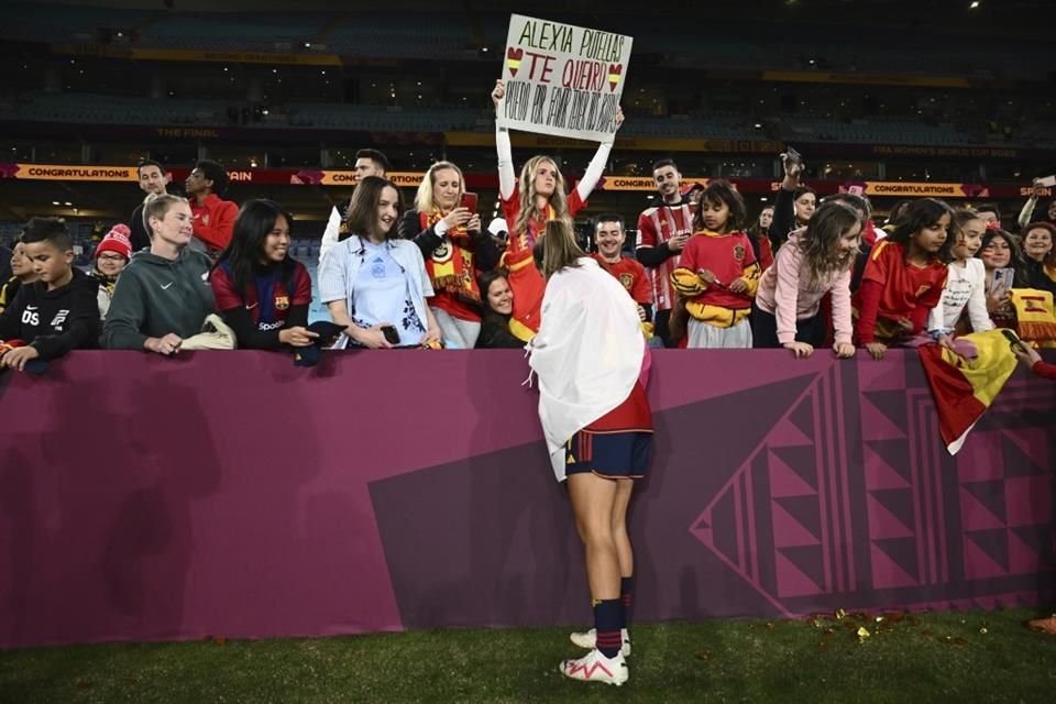 Alba Redondo festejó con las aficionadas.