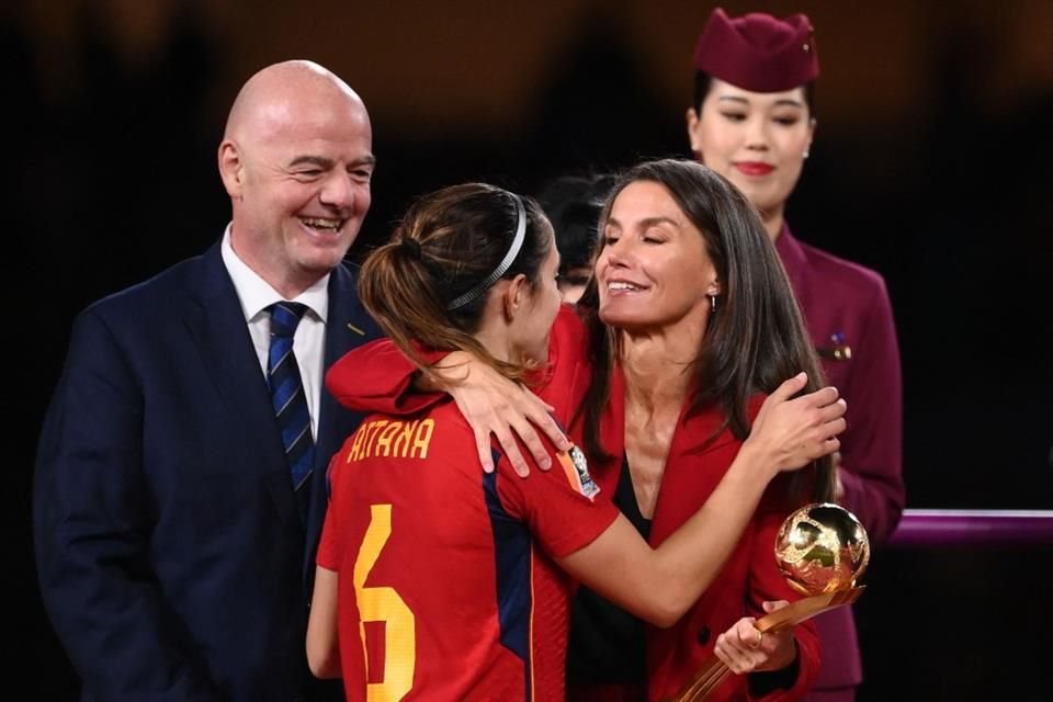 La  reina Letizia de España y su hija Sofía acudieron a la final del mundial de futbol femenino.