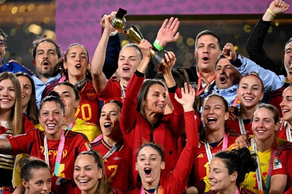 La  reina Letizia de España y su hija Sofía acudieron a la final del mundial de futbol femenino.