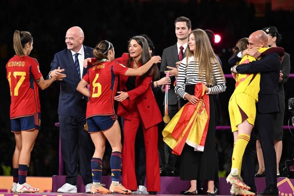 La  reina Letizia de España y su hija Sofía acudieron a la final del mundial de futbol femenino.