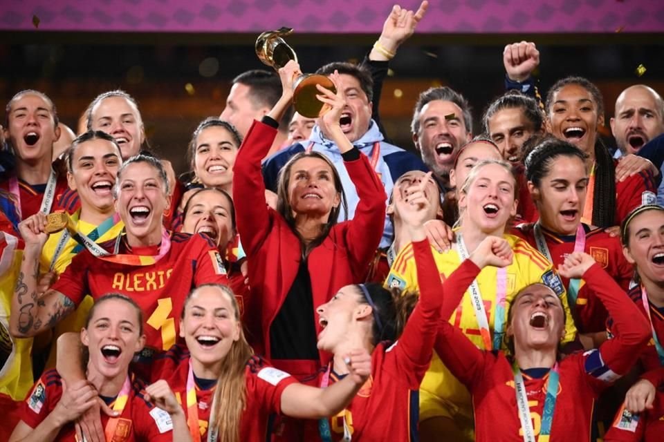 La  reina Letizia de España y su hija Sofía acudieron a la final del mundial de futbol femenino.