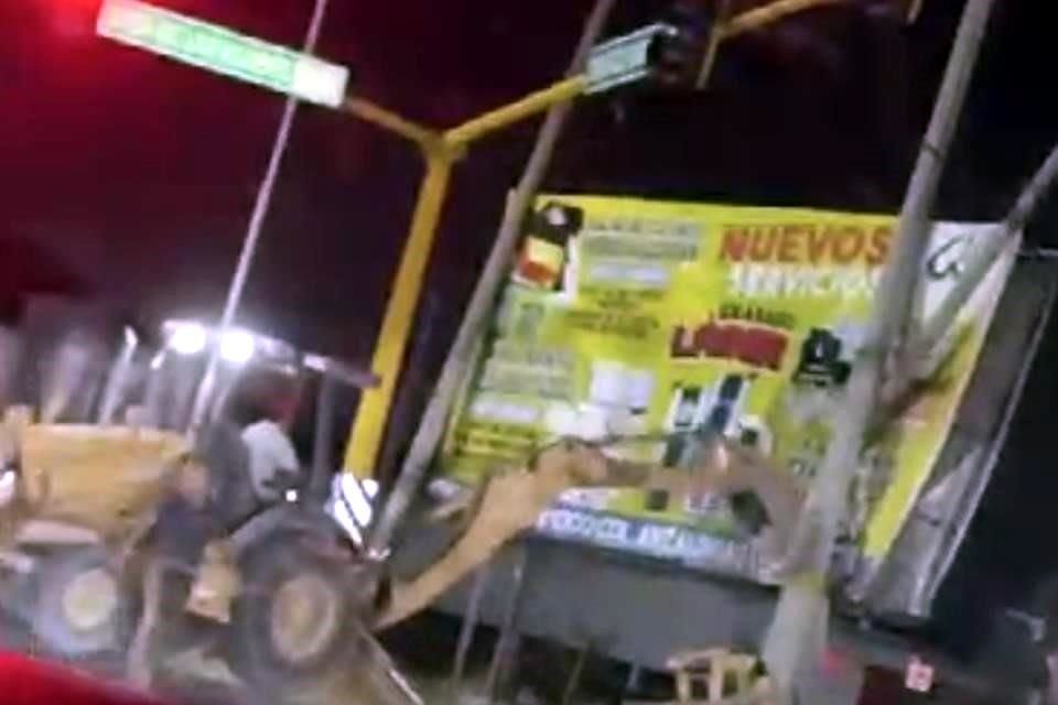 Los delincuentes usaron hasta tractores para derribar las cámaras de seguridad.