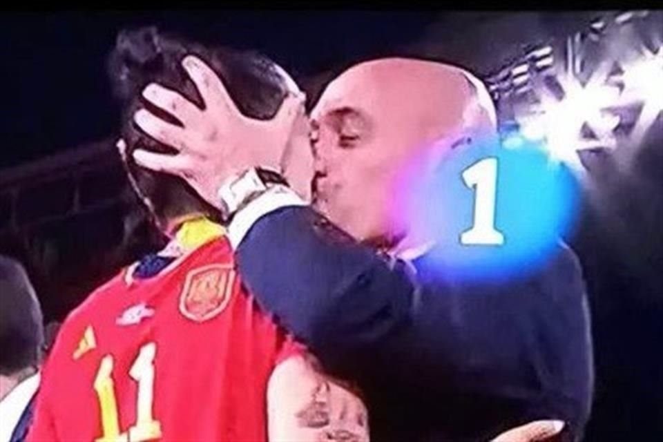 El presidente de la Federación Española de Futbol, Luis Rubiales, está en el centro de la polémica tras darle un beso a Jennifer Hermoso en la celebración de España como campeonas del mundo.