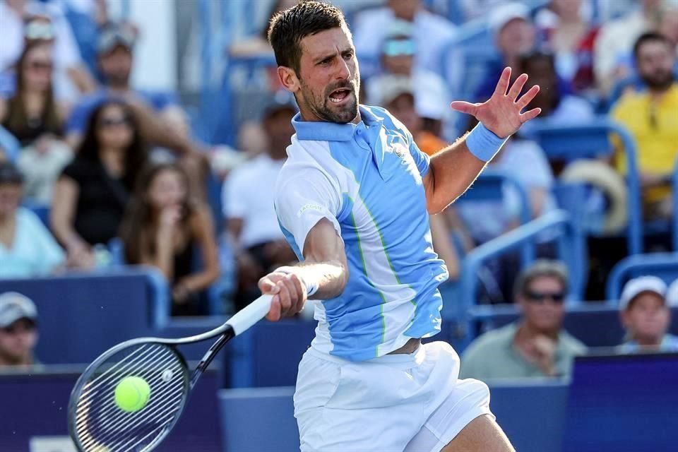 Novak Djokovic regresa la bola con su drive en la Final ante Carlos Alcaraz.