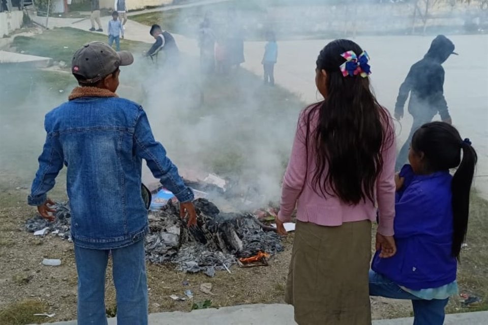 Indígenas tsotsiles de Chiapas quemaron nuevos libros de texto gratuitos porque en ellos se reconoce la diversidad sexual y 'el comunismo'; acordaron usar ediciones anteriores.