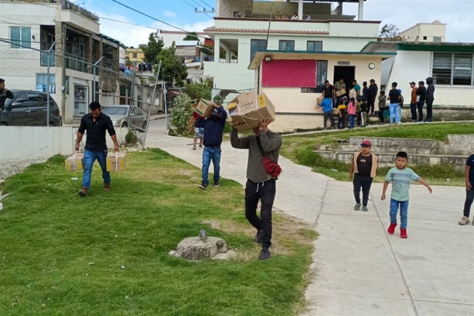 Indígenas tsotsiles de Chiapas quemaron nuevos libros de texto gratuitos porque en ellos se reconoce la diversidad sexual y 'el comunismo'; acordaron usar ediciones anteriores.