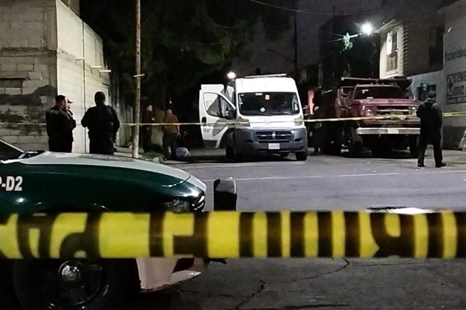 La pareja de jóvenes caminaba por calles de la  Colonia Nueva Azacoalco cuando fueron atacados a tiros.