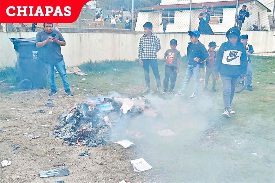 Indígenas tsotsiles quemaron los nuevos libros de texto y acordaron usar ediciones anteriores.