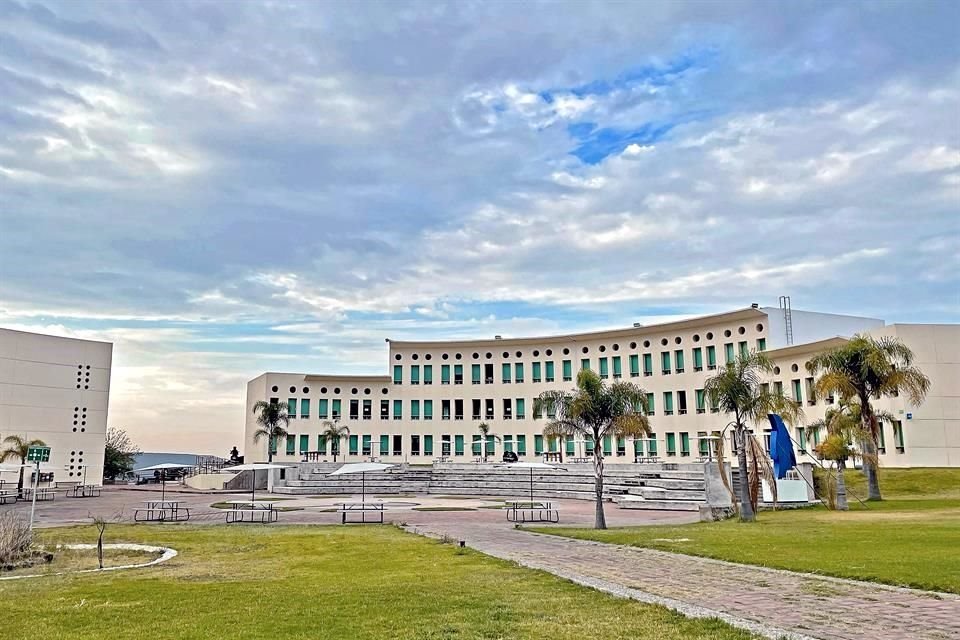 La nueva reclasificación de posgrados por parte del Conahcyt afecta tanto a universidades públicas como privadas, entre ellas la UAQ y la Iberoamericana.