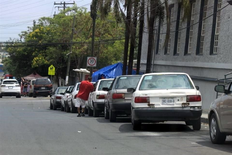 En el sector de San Ángel, decenas de Tsurus operan informalmente como taxis.