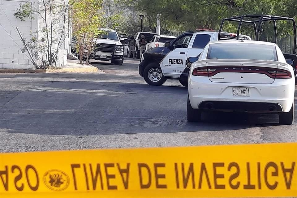 Elementos de Fuerza Civil y y de la Agencia Estatal de Investigaciones cercaron un domicilio esta mañana en la Colonia Villas del Obispo, en San Pedro.