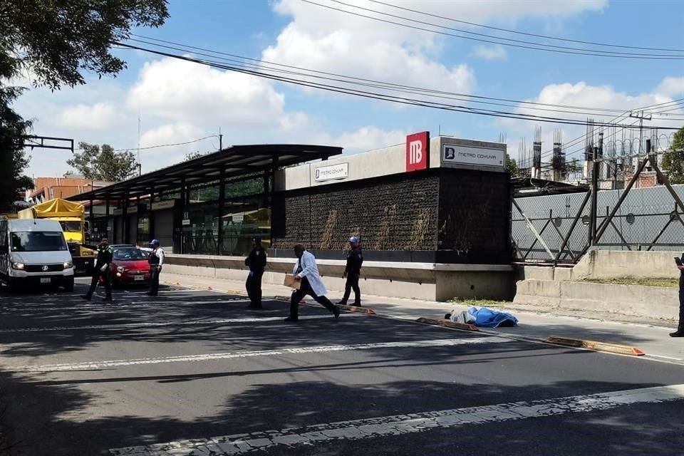 Un hombre en condición de calle falleció frente al Metrobús Coyuya al ser arrollado por automóvil en Colonia Granjas de México, Iztacalco.