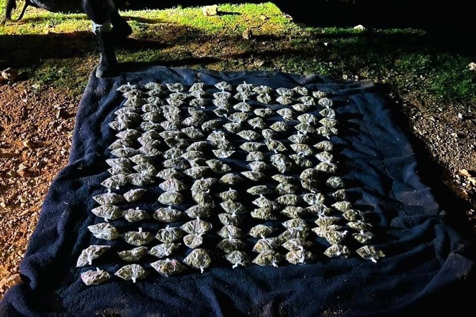 También encontraron 140 envoltorios de mariguana, que en total dieron un peso de 4 kilos.