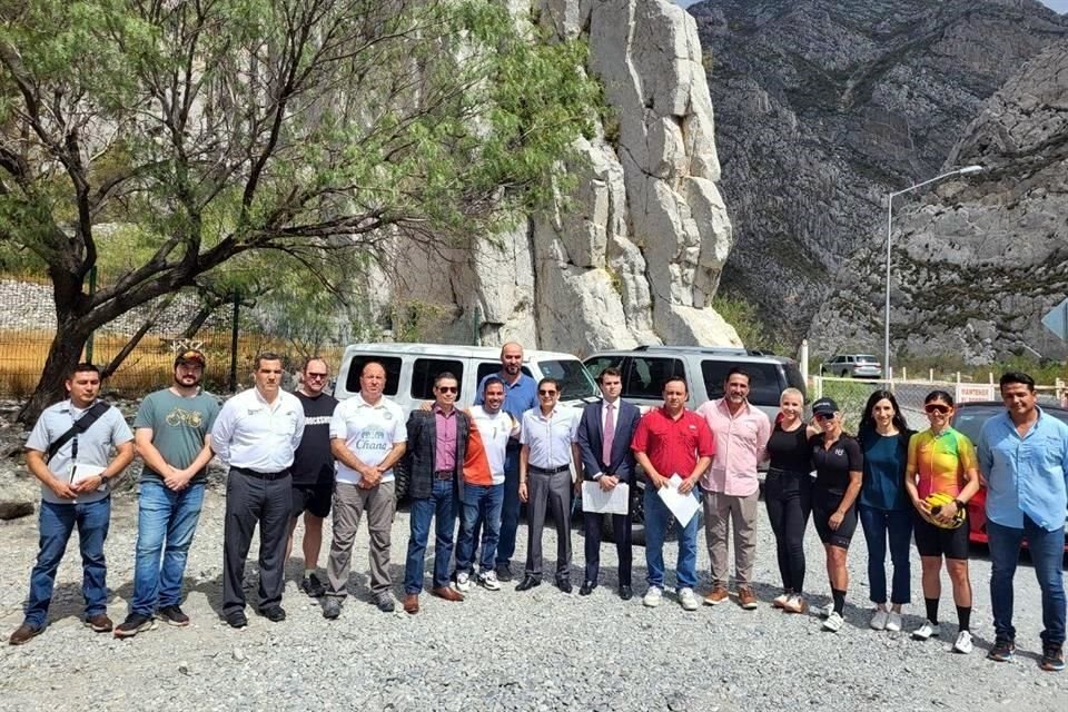 En una reunión realizada entre autoridades municipales y ciclistas se acordó fortalecer la señalética vial a lo largo de la carretera que conduce hasta la Presa Rompepicos.
