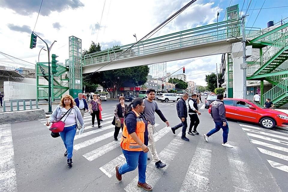 Puentes peatonales que están en vías secundarias de CDMX no garantizan movilidad inclusiva y sólo favorecen al transporte, según expertos.