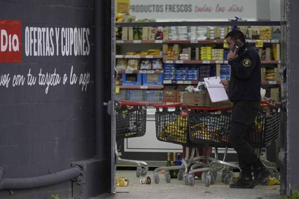 Un oficial de Policía en un supermercado que fue saqueado en Buenos Aires, Argentina.