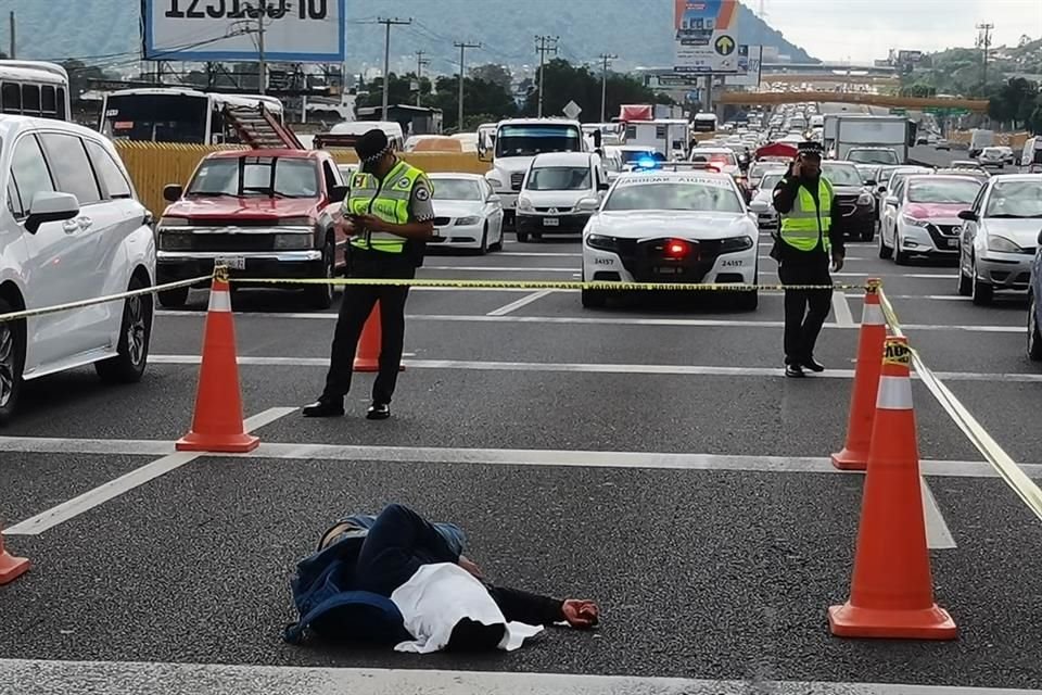 El cuerpo del hombre estaba tendido a mitad de los carriles centrales, a la altura del kilómetro 17 de la Autopista México-Puebla.