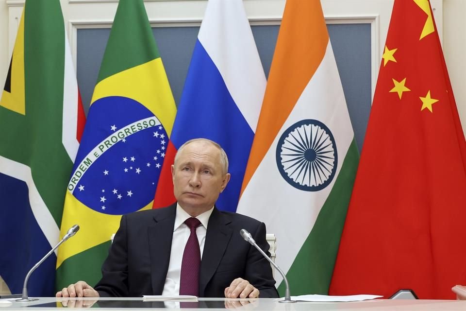 Vladimir Putin escuchó a los líderes de los BRICS presentes en Sudáfrica a través de una videoconferencia desde Moscú, Rusia.