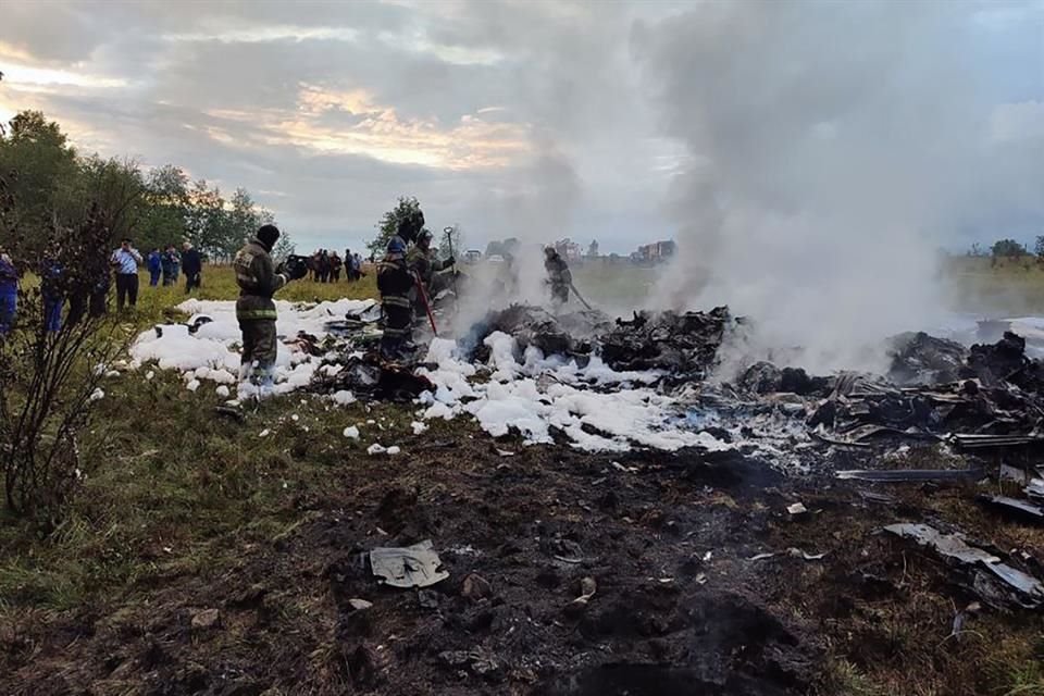 Equipos de rescate trabajan en la escena del desplome de un avión donde viabaja el jefe del grupo paramilitar Wagner, Yevgeny Prigozhin.