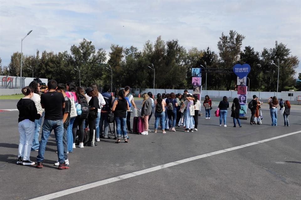 desde las 11:00 horas, fanáticos de todas las edades estuvieron formados y conviviendo durante la entrega de paquetes VIP para el concierto de Taylor Swift.